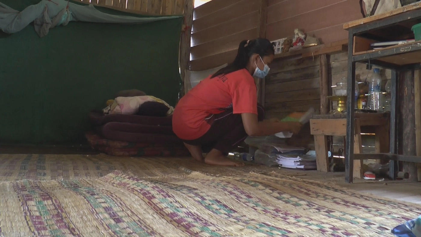 เด็กขาดเรียนครูโผล่ไปบ้าน สุดสงสารมีมือถือเครื่องเดียวสลับให้น้องเรียน