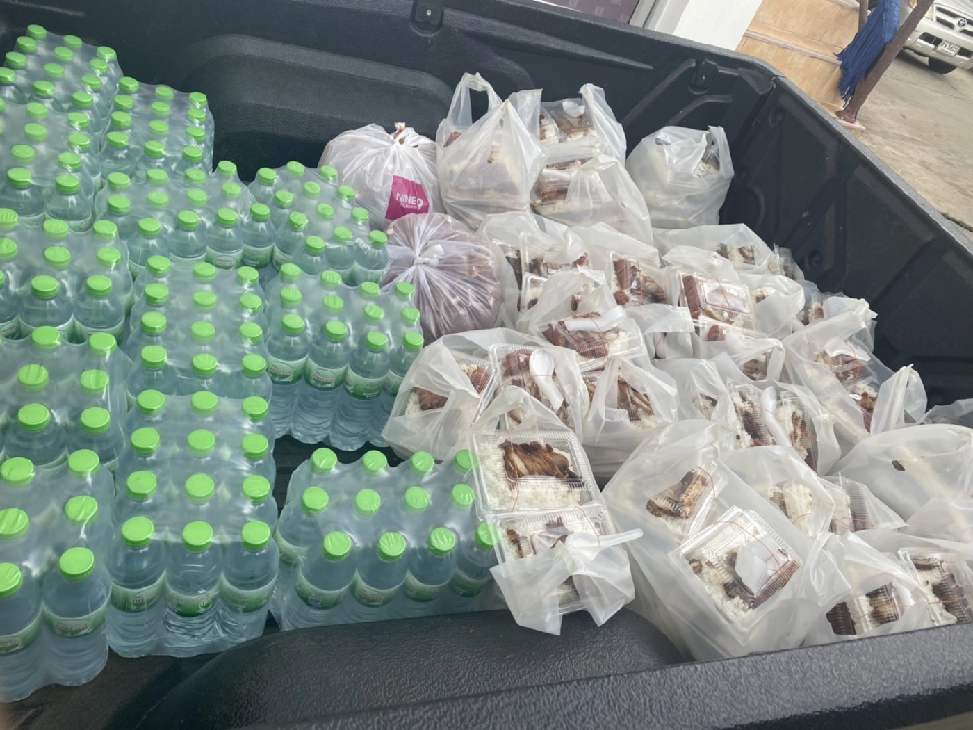 สืบบางนา แบ่งปันสุข ขับรถตระเวนแจกข้าวกล่องชาวบ้านในพื้นที่