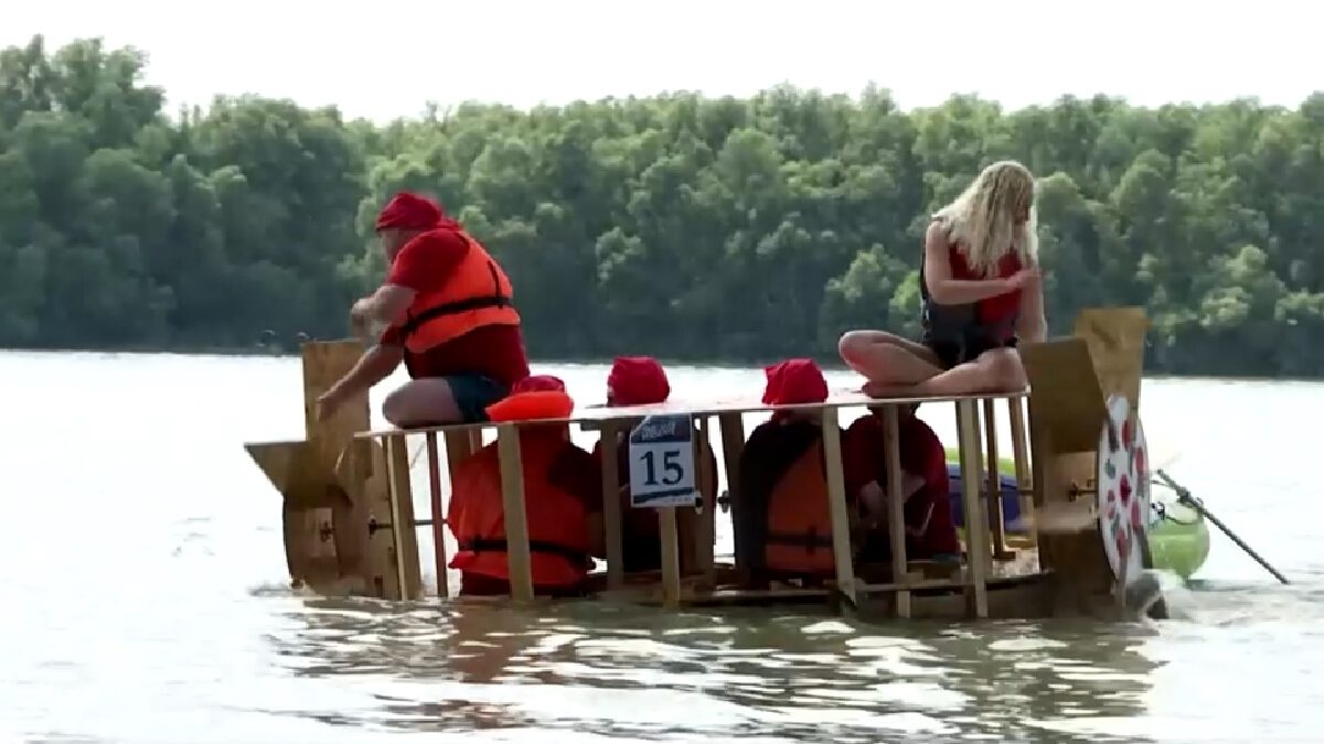 แข่งเรือพายสุดแปลก เจอเรือประดิษฐ์จากกล่องพิซซ่า