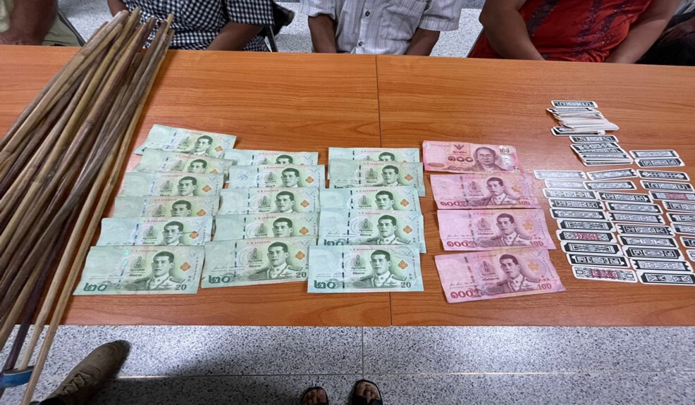 ฝ่าฝืนอีกแล้ว! นอภ.พุนพินบุกจับ 7 ผู้ต้องหาลักลอบเล่นพนัน