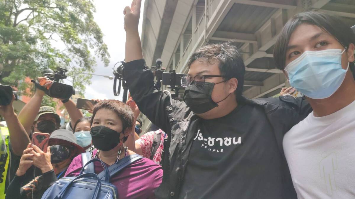เพนกวิน -ณัชนนท์-ฟ้า พร้อมทนาย เข้ามอบตัว ไฮโซนัท นำมวลชนตามให้กำลังใจ