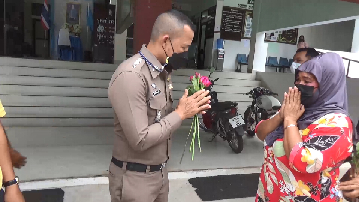 จบดราม่าโค่นต้นข่อย หอบดอกไม้ ขอโทษ ผกก.สภ.บางกล่ำ