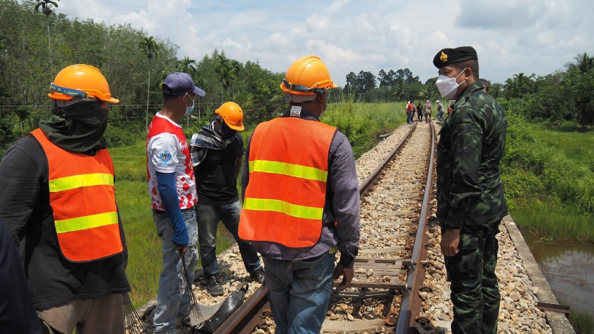 ซ่อมรางรถไฟถูกวางระเบิดเสร็จพรุ่งนี้เย็น