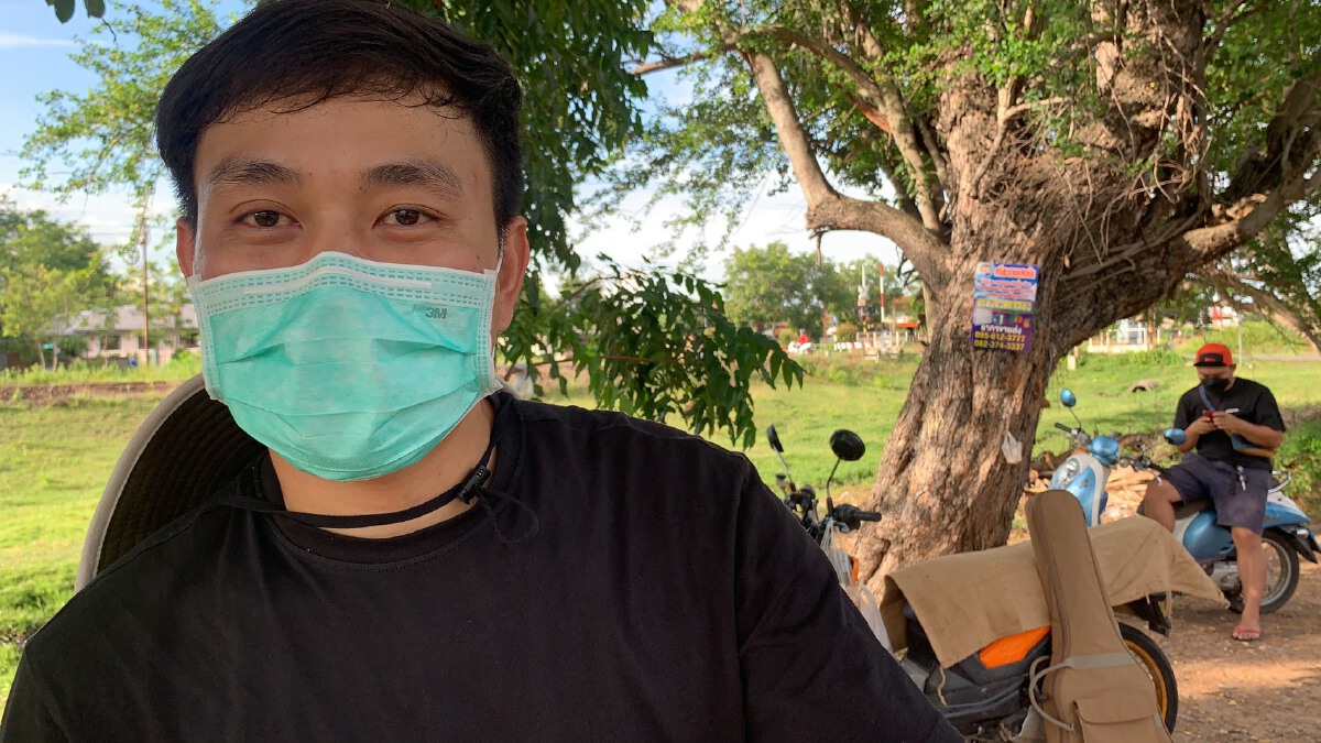 หนุ่มหล่อกาแฟพเนจร เปิดท้ายขายข้างทาง แต่อร่อย