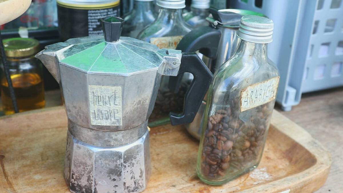 หนุ่มใหญ่สู้โควิดขายกาแฟสไตล์แคมป์ปิ้งริมถนน