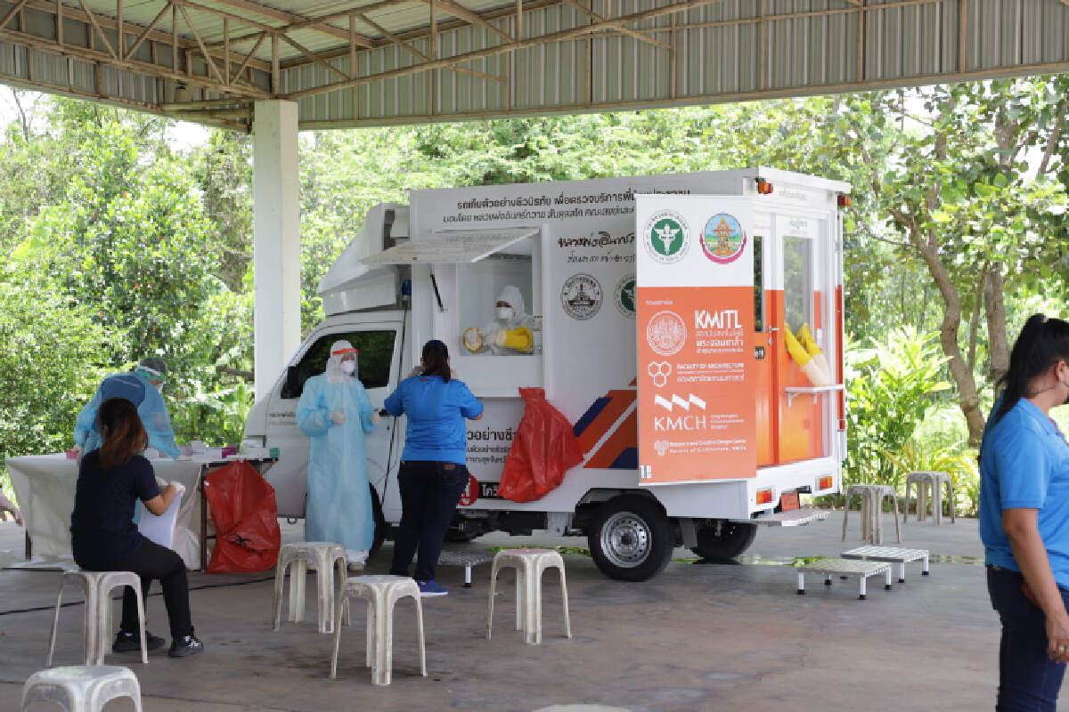 นำรถชีวนิรภัยตรวจโควิดโรงงานตัดเย็บเสื้อผ้าหลังติดเชื้อแล้ว 3 ราย