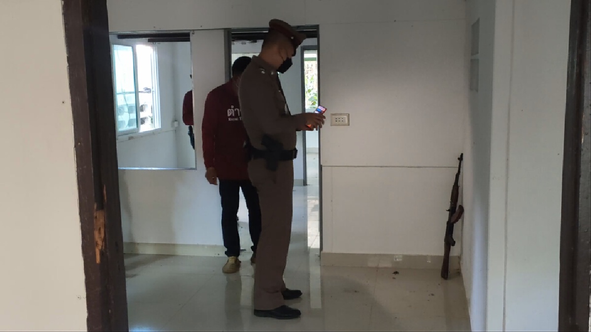 ผงะพบปืนอาก้าซุกไว้ในบ้านร้างเร่งตรวจสอบ