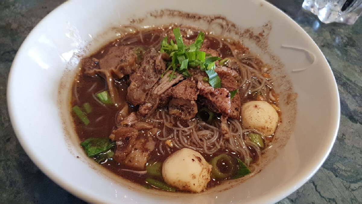 "ท่าช้างคาเฟ่" ฮึดสู้เปิดขายก๋วยเตี๋ยวเรือฝ่าวิกฤติโควิด