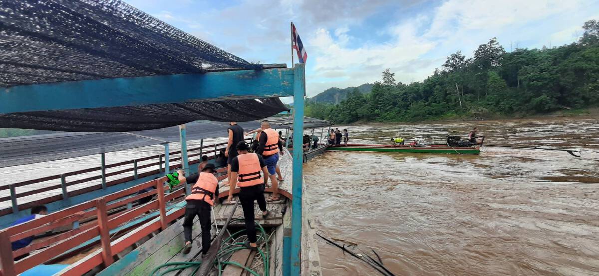 กู้เรือสินค้าชนโขดหินกลางแม่น้ำสาละวิน