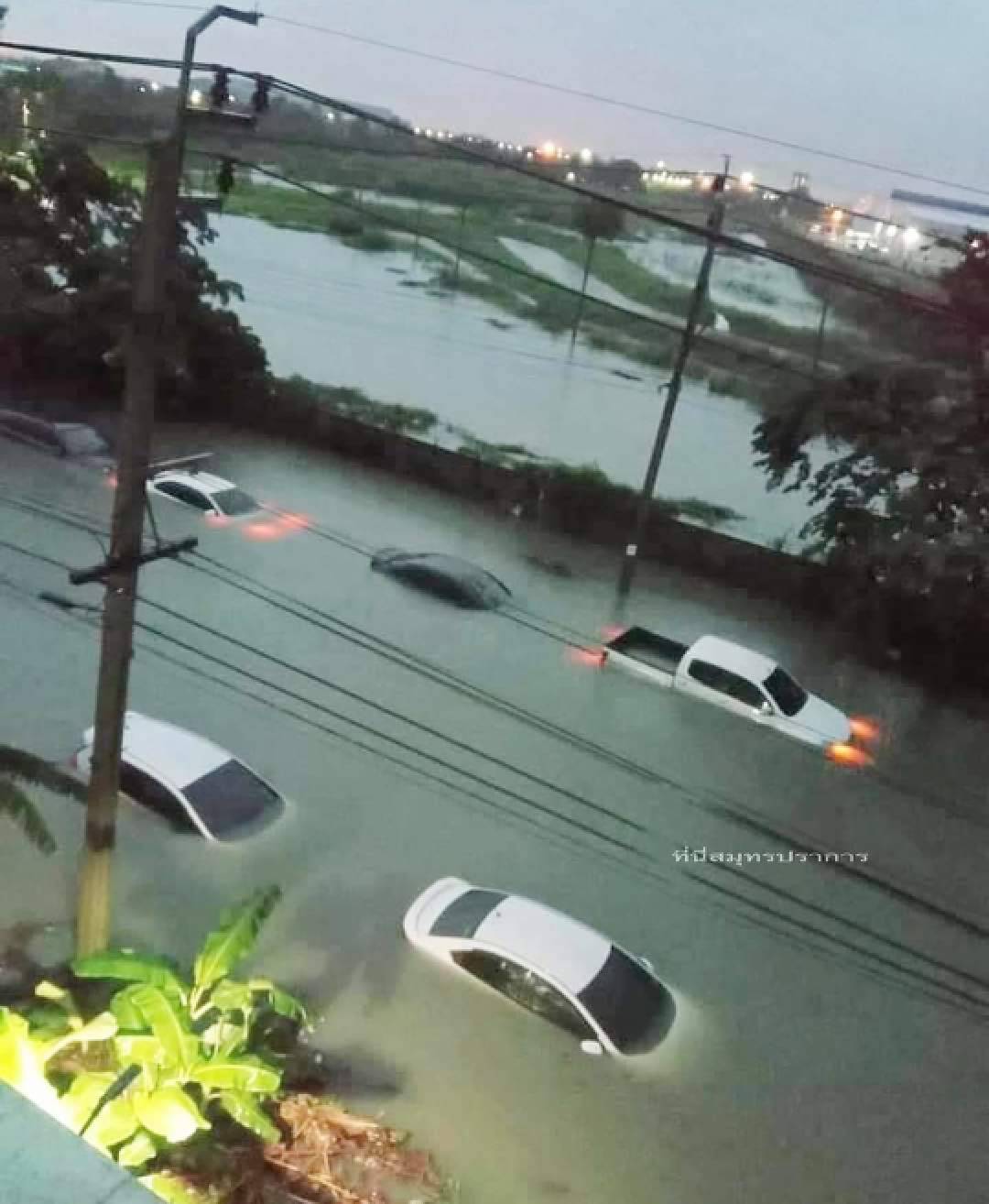 นิคมฯ บางปู ฝนตกหนักน้ำท่วมขังสูง 