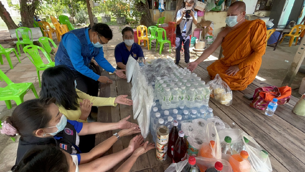อบจ.หนองคายมอบชุดพีพีอี-เตียงกระดาษช่วยศูนย์พักคอย