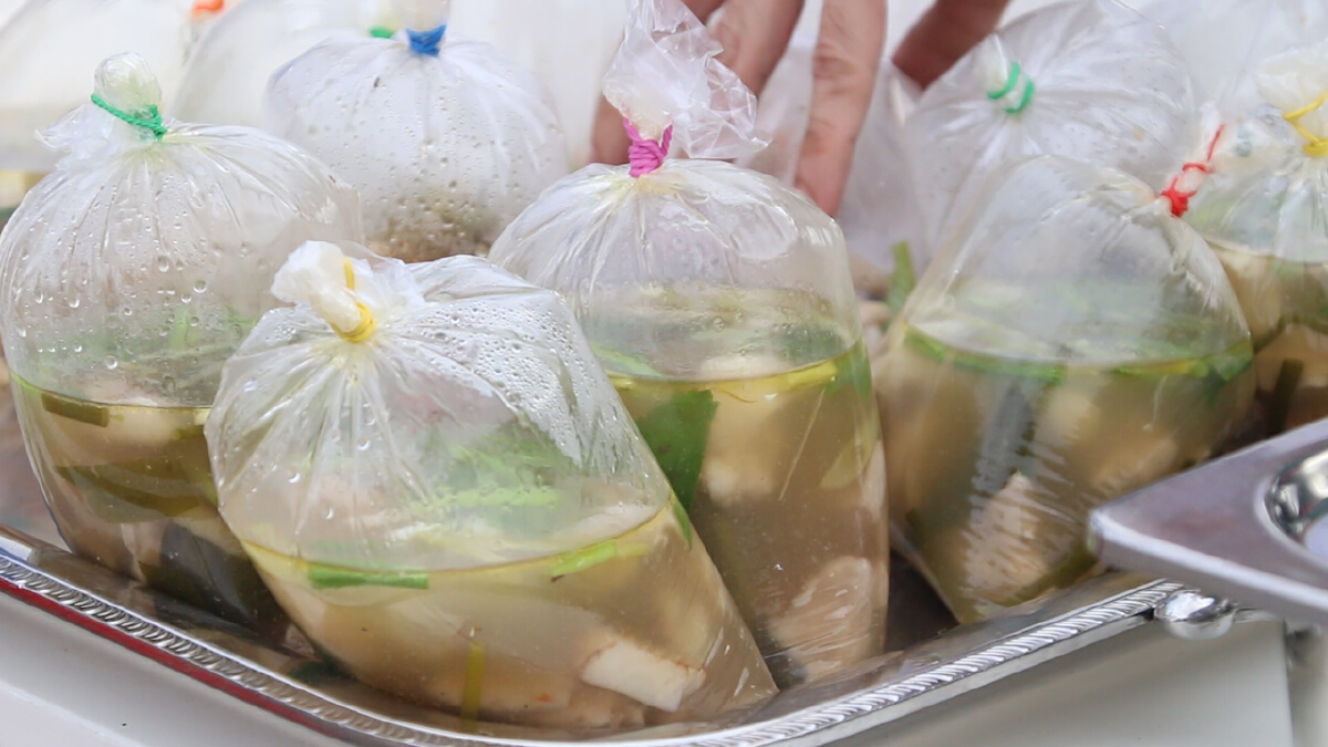 ข้าวแกง 10 บาท ฝ่าวิกฤตโควิด-19 ไม่หวังกำไรเต็มใจแบ่งปั่น