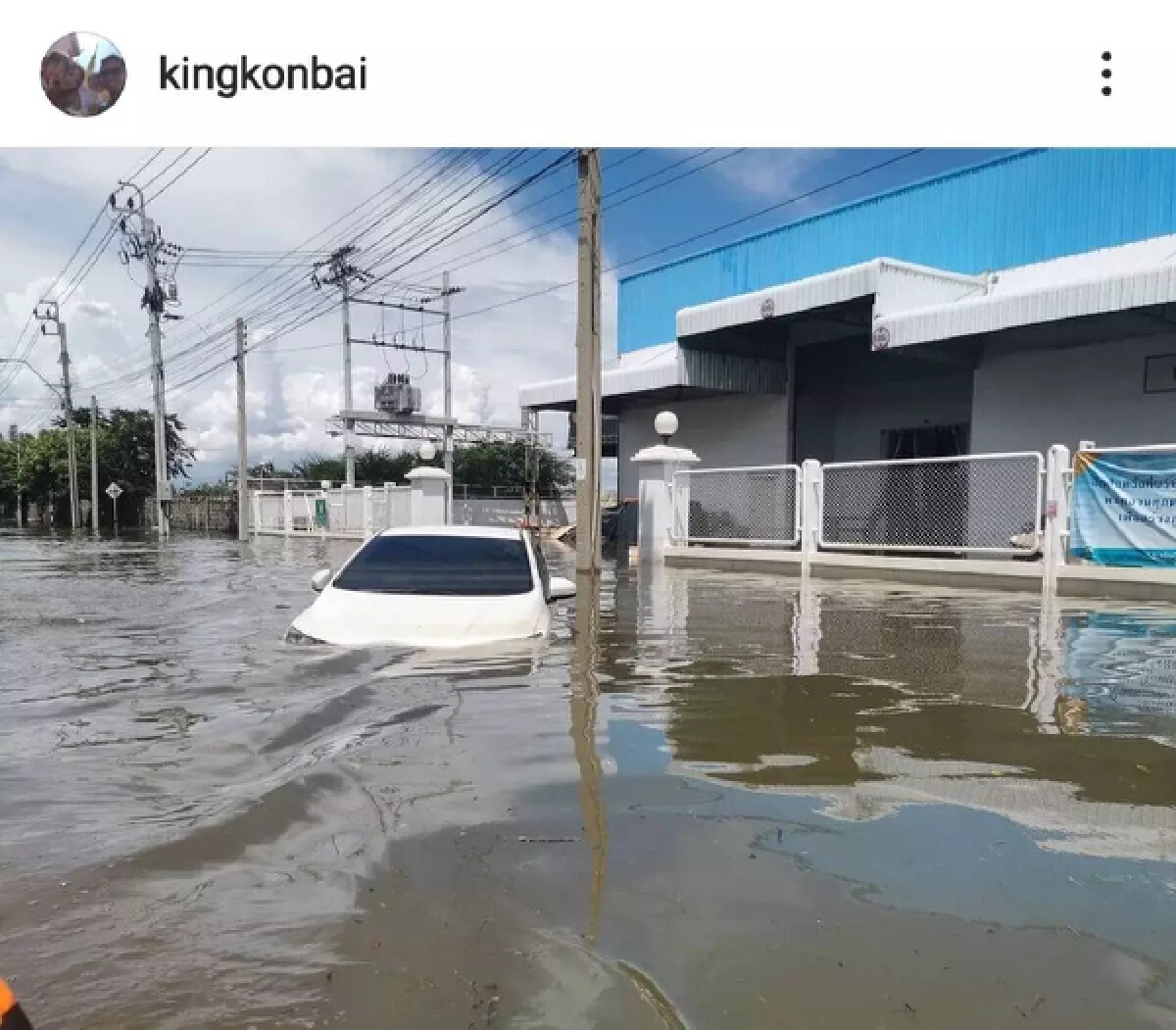 "คิง ก่อนบ่าย" ลงพื้นที่ ส่งความช่วยเหลือผู้ประสบภัยน้ำท่วมที่บางปู