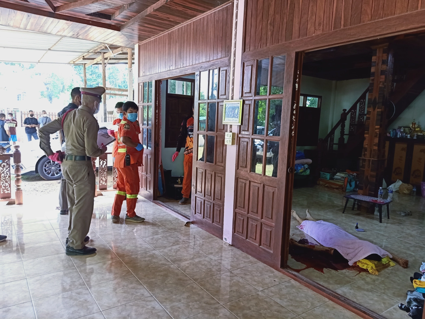 พิษโควิดแม่แบกหนี้ไม่ไหวเชือดคอลูกสาวก่อนเดินลงน้ำจมดับ