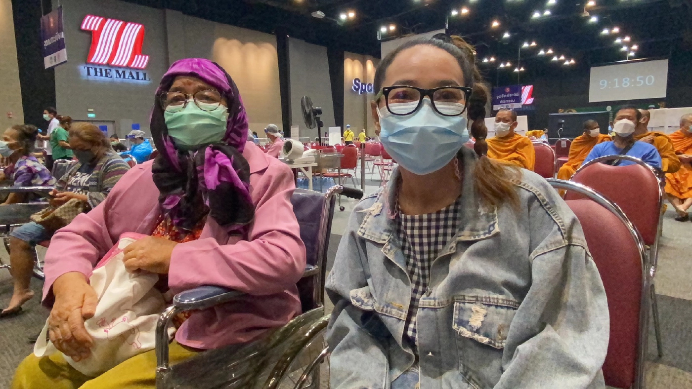 อบอุ่น บรรยากาศลูกพาแม่ไปฉีดวัคซีนซิโนฟาร์มของ รพ.เทพรัตน์