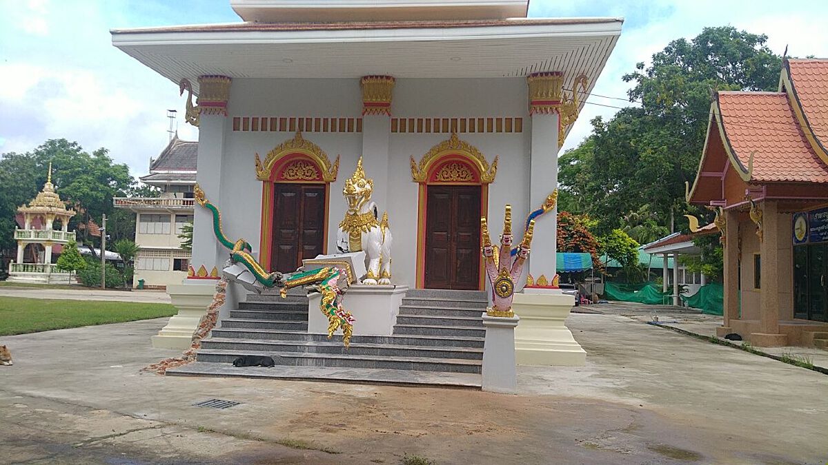 อดีต ผอ.รร.โรคประจำตัวกำเริบ ขับรถยนต์พุ่งชนฐานพญานาคดับ