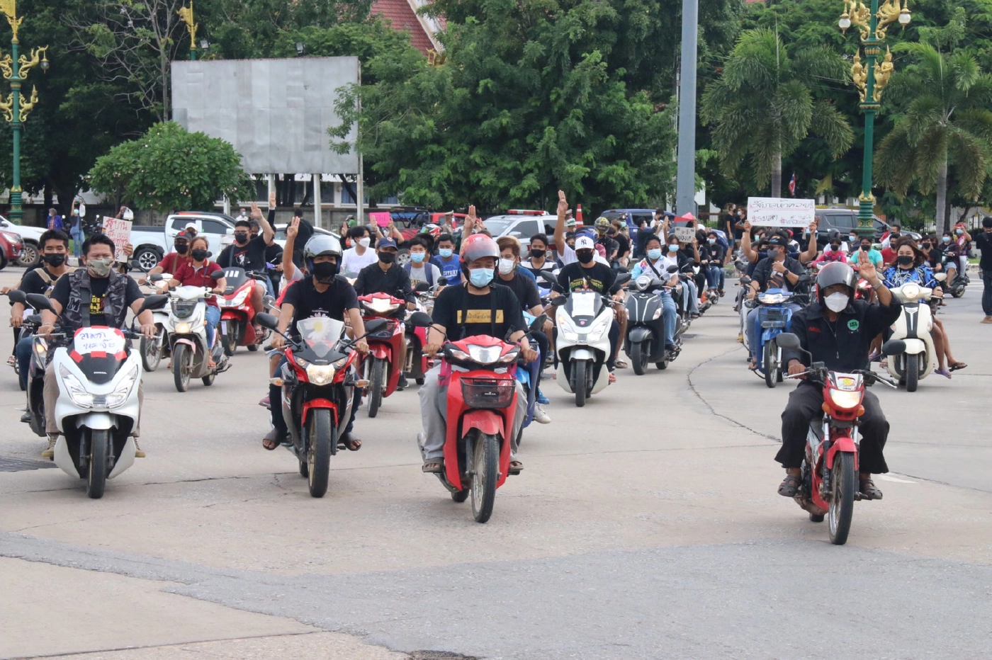 คาร์ม็อบรวมตัว  200  คันบีบแตรรอบเมืองไล่รัฐบาล