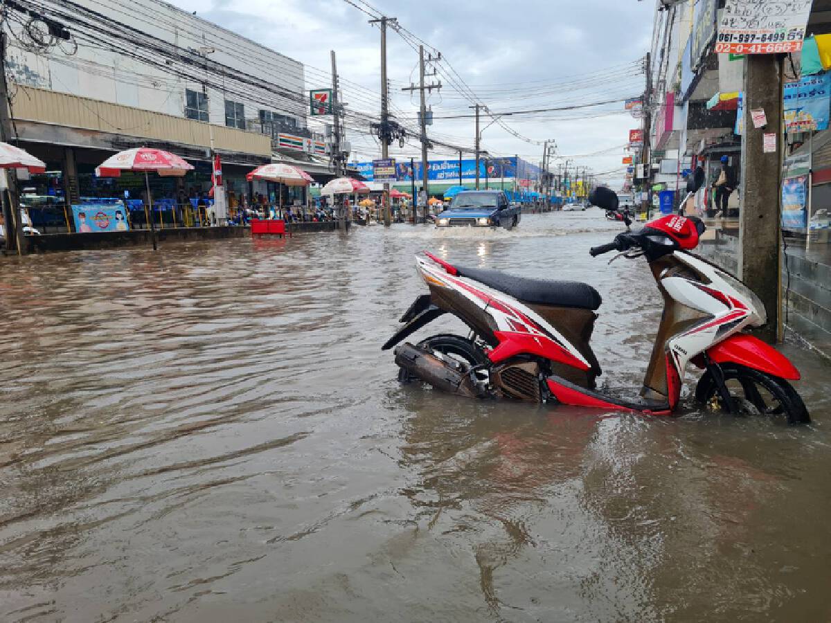 ฝนถล่ม 30 นาที น้ำทะลักท่วมถนนมิตรภาพหน้าตลาดเซฟวัน