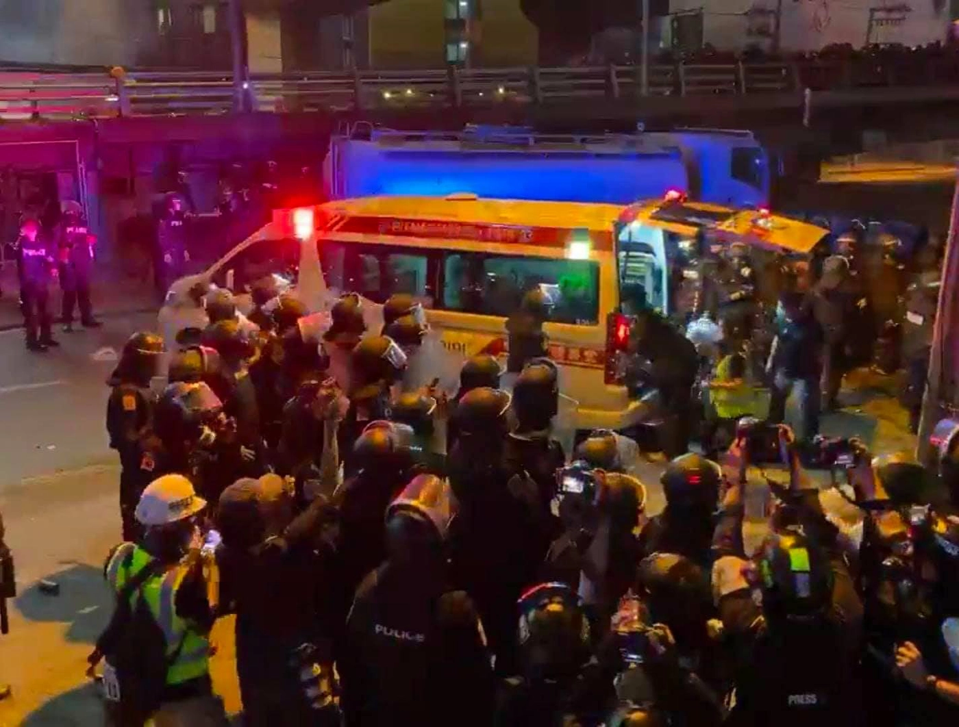 เจ้าหน้าที่ เร่งเคลื่อนย้าย ส.ต.ท.วัชรนนท์ ชาวยอง ผบ.หมู่ สน.ห้วยขวาง หลังถูกยิงได้รับบาดเจ็บ เมื่อวันที่ 10 ส.ค.ที่ผ่านมา 