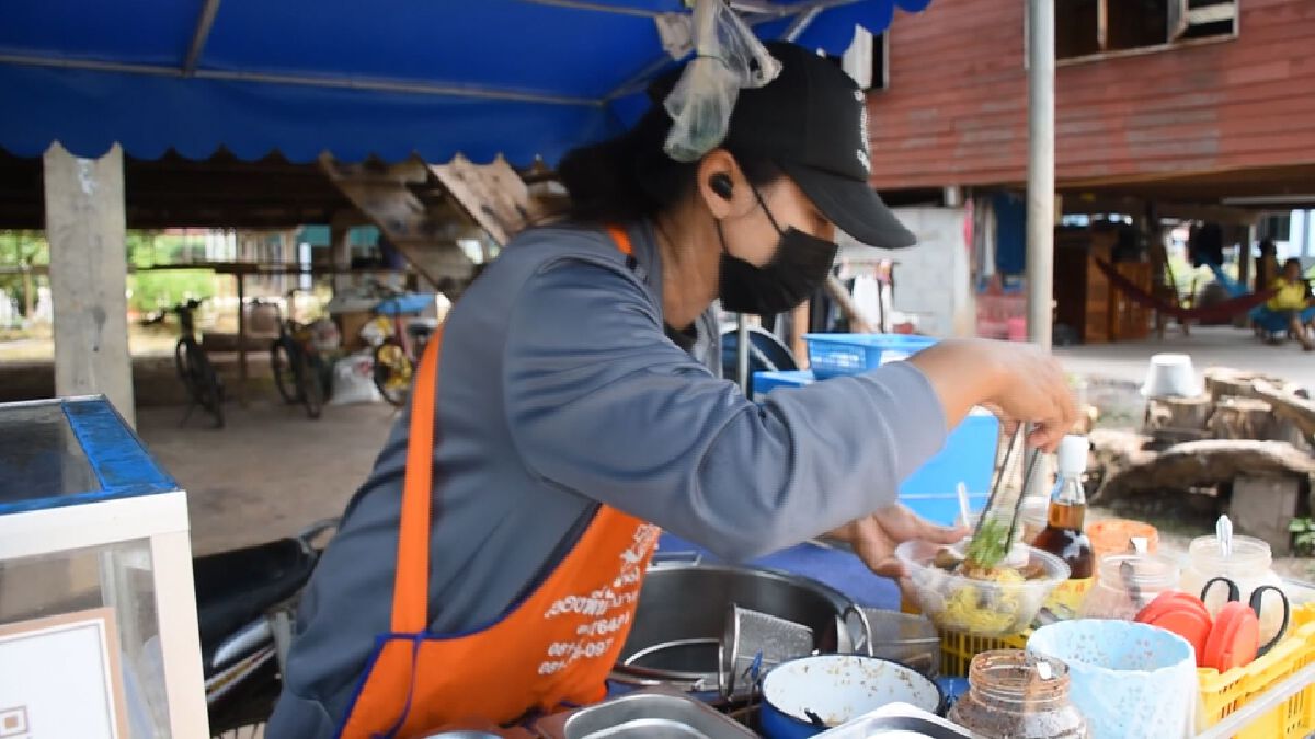 แม่ค้าอุตรดิตถ์ขาย ก๋วยเตี๋ยวเรือพ่วง เสิร์ฟตรงถึงบ้าน