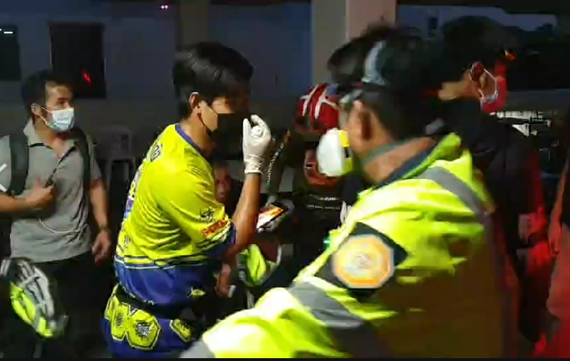 ม็อบทำร้ายเจ้าหน้าที่สันติบาลที่หาข่าว