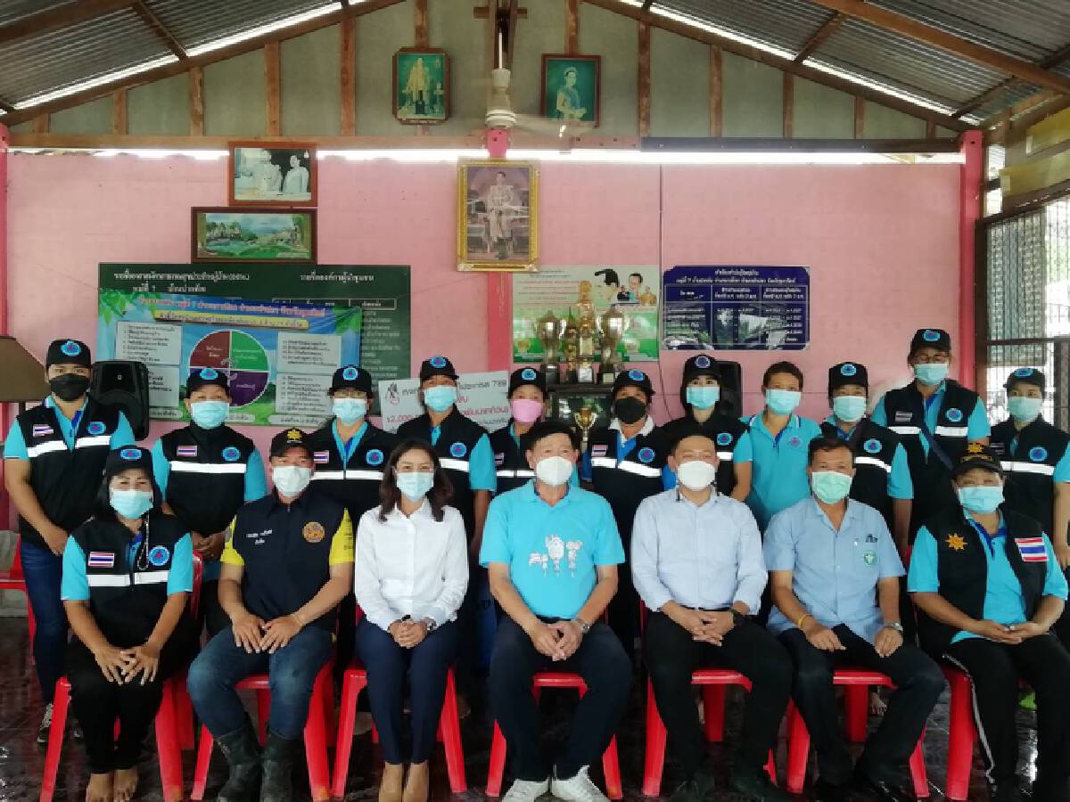 "ส.ว.พีระศักดิ์"มอบอาหาร-อุปกรณ์ทางการแพทย์สู้โควิด