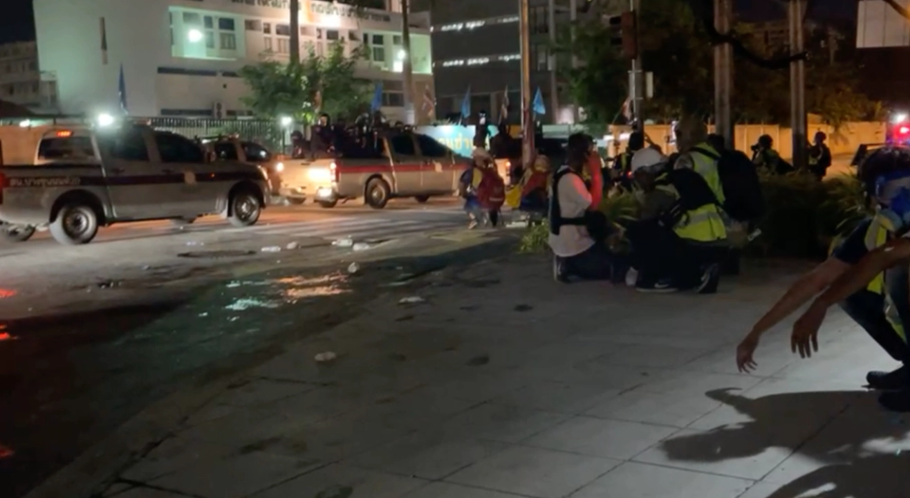 ได้เวลาปฏิบัติการ! คฝ. เข้าคุมม็อบทะลุแก๊สหน้าแฟลตดินแดง จับได้นับสิบ