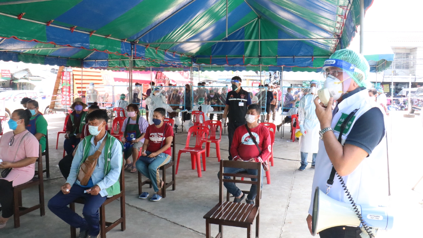 ตรวจ ATK แม่ค้าขายผักและผลไม้ตลาดสุรนารี พบติดเชื้อใหม่ 45 ราย