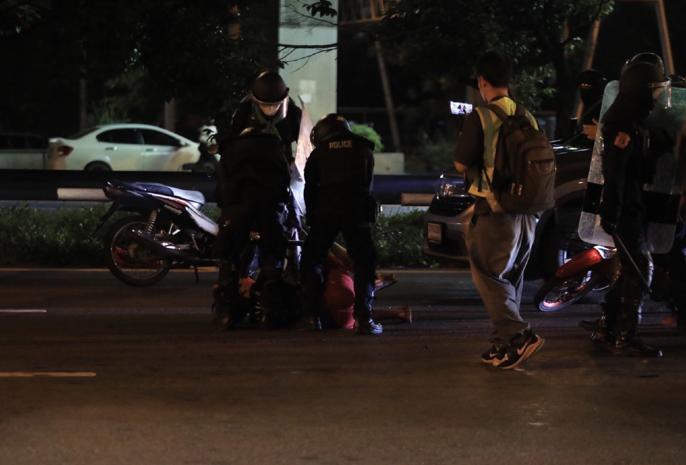 เดือด! ม็อบดินแดงปะทะ จนท. สุดท้ายถูกโต้กลับถูกจับกุมนับสิบ