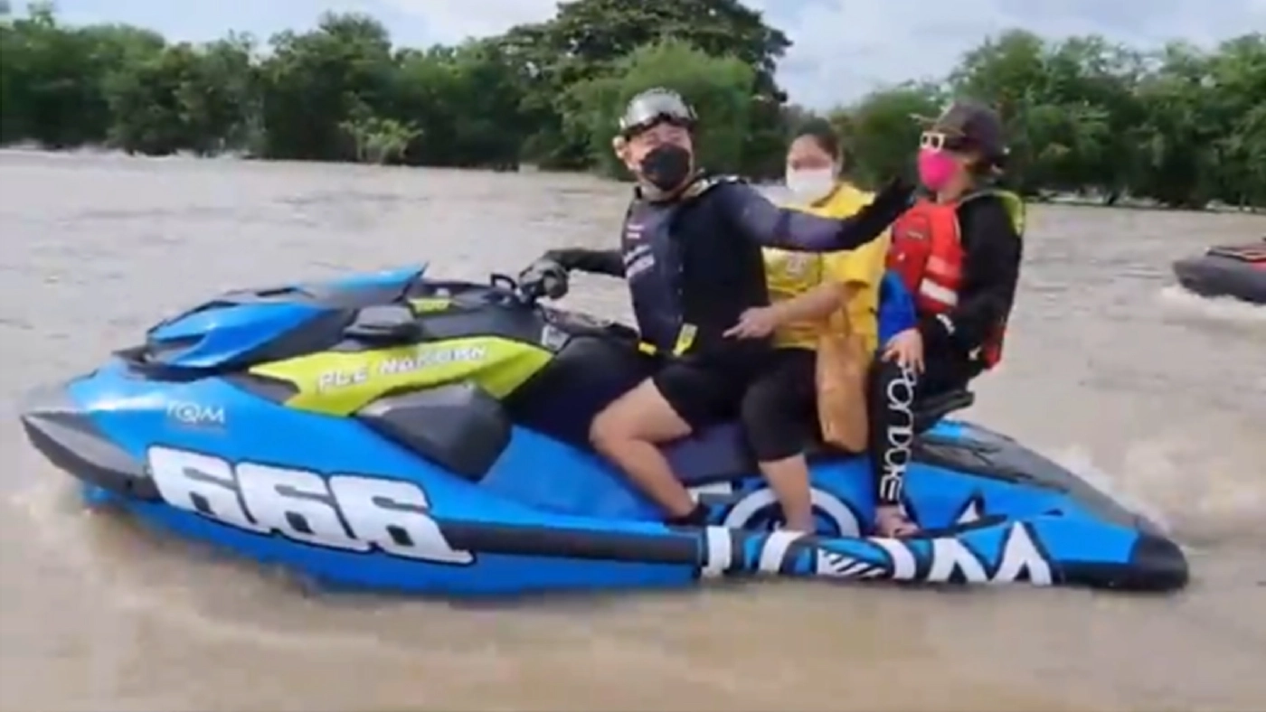 ชาวเน็ตสุดซึ้งใจ “เปิ้ล นาคร” บิดเจ็ตสกี ช่วยเหลือสาวท้องแก่ใกล้คลอด