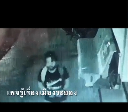 เพจดังเมืองระยองแฉภาพวงจรปิดโฉมหน้าคนร้ายฆ่าปาดคอสาวรง. พบจยย.จอดทิ้ง