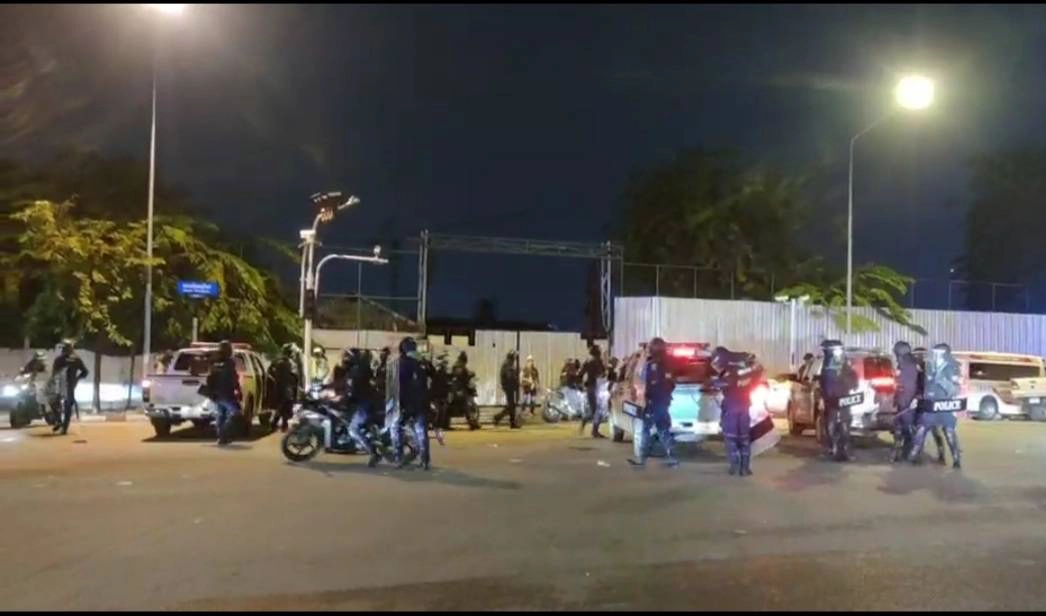 ม็อบทะลุแก๊สเผาป้อม ตร.แยกนางเลิ้ง ก่อน คฝ. กระชับพื้นที่ทำเอาแตกฮือ