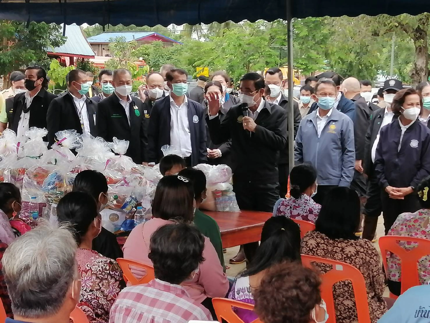 นายกฯลงพื้นที่น้ำท่วมสุโขทัย-ลั่น "สู้ไปด้วยกัน"