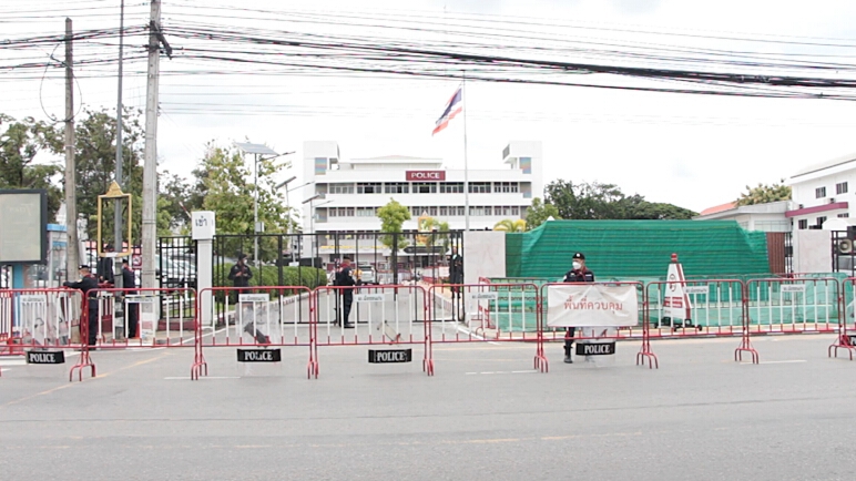 คุมตัว 2 นักศึกษา ดำเนินคดีเผาป้ายเฉลิมพระเกียรติ ร.10