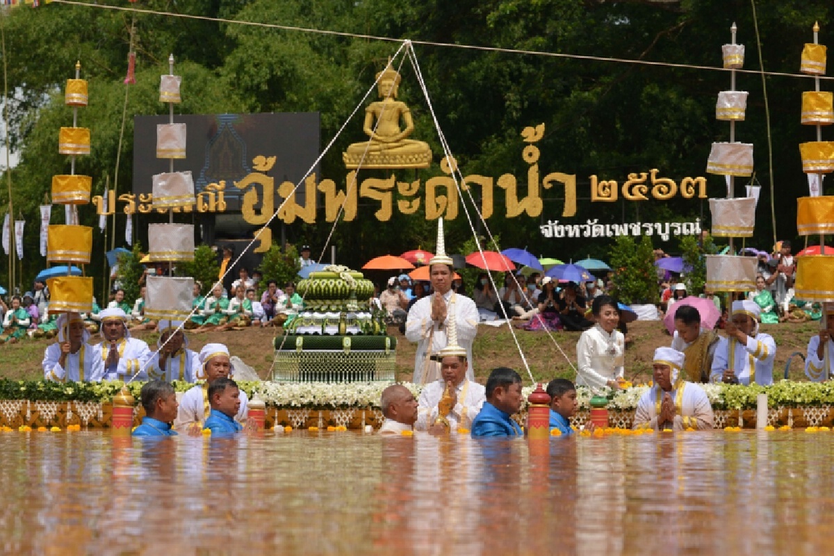 อุ้มพระดำน้ำแบบนิวนอร์มอลเน้นแก่นประเพณี