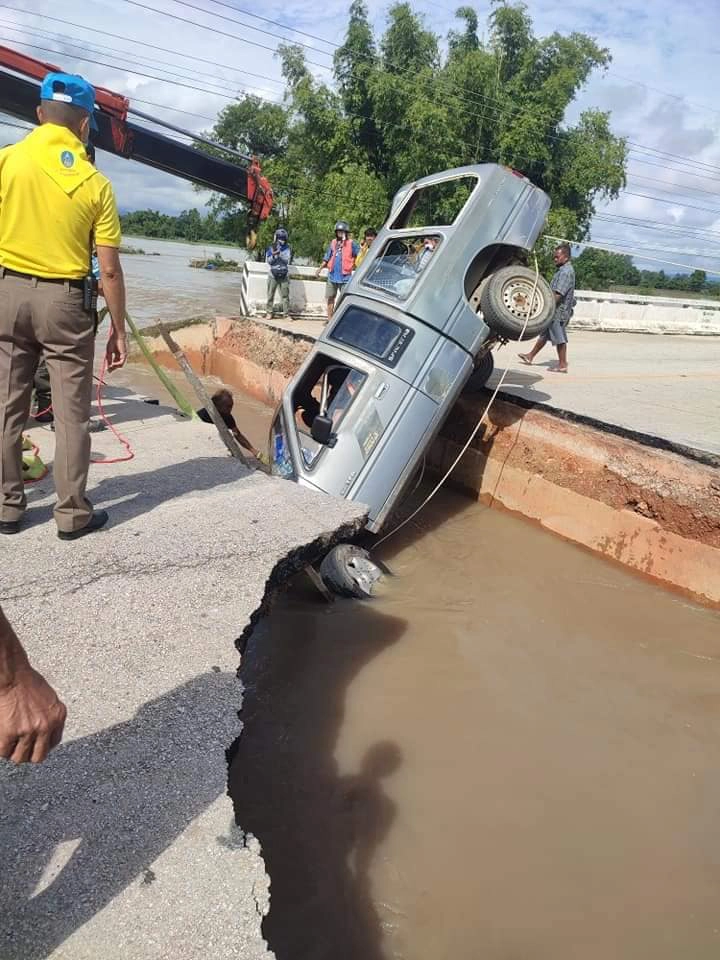 ช็อก! กระบะตกสะพานขาด ตาย 1 ศพ สูญหาย 1 คน 