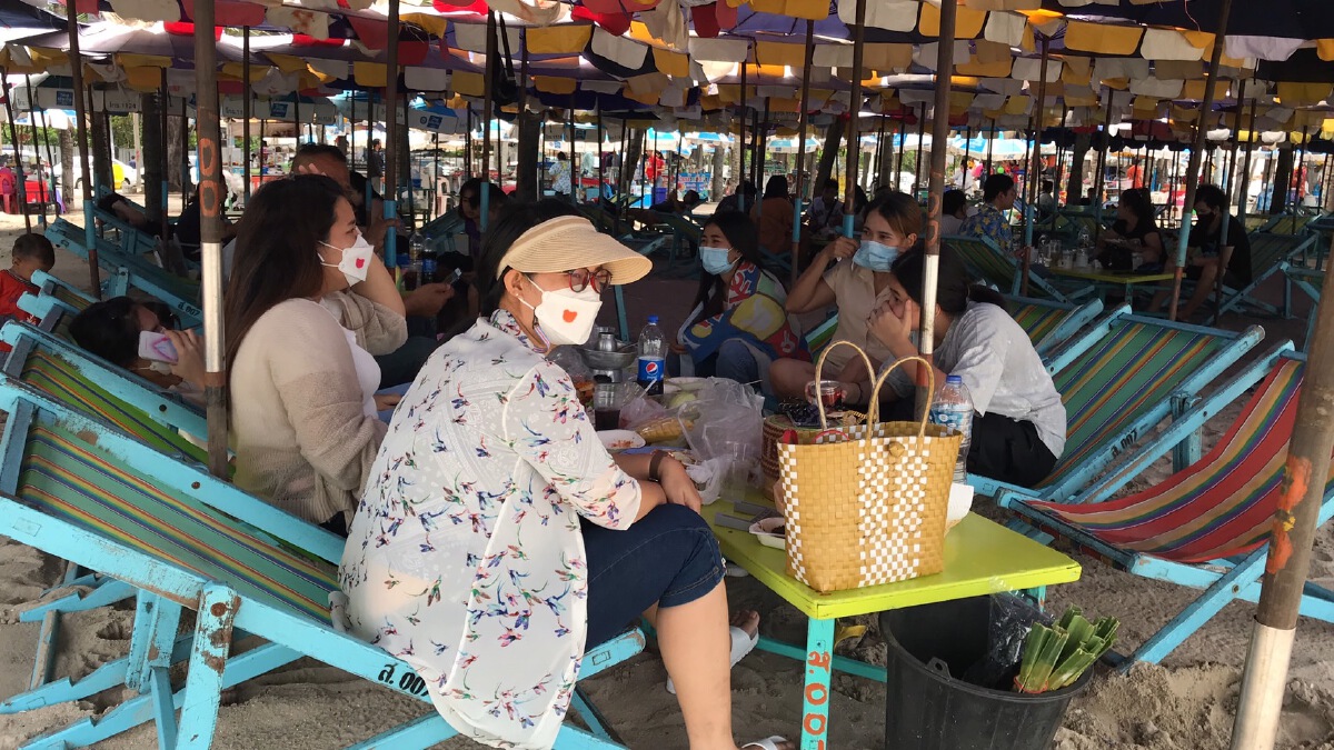 เปิดชายหาดบางแสนคึกคัก นักท่องเที่ยวแห่เดินทางพักผ่อน