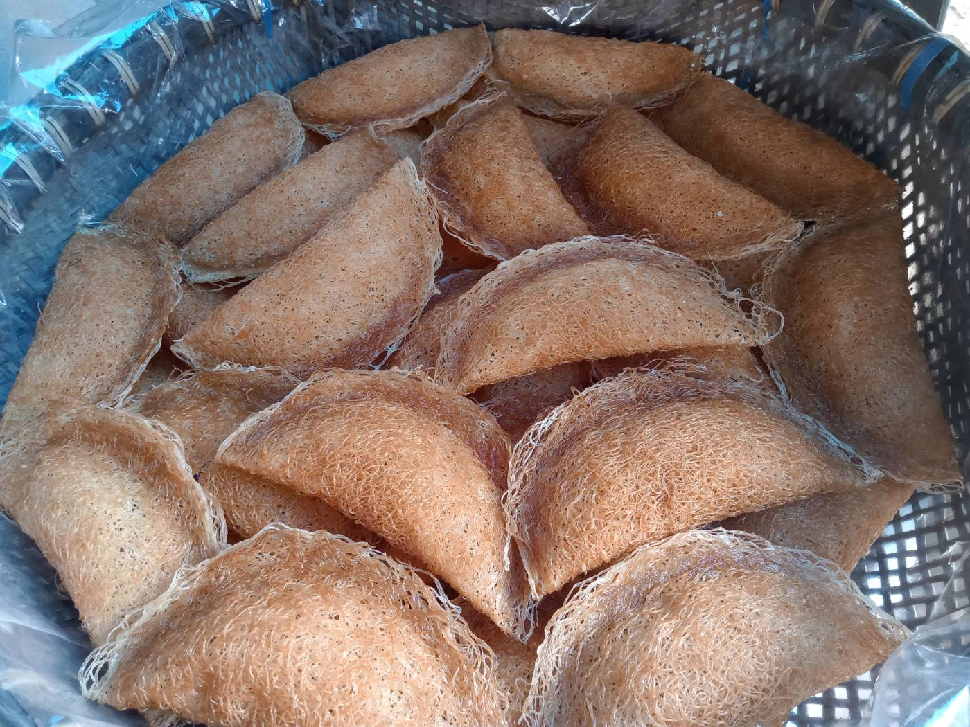 ใจสู้ 2 ตายาย ไม่หวั่นโควิค-19 เดือน 10 ยังทำขนมลาขนมพองขาย รายได้อย่างงาม