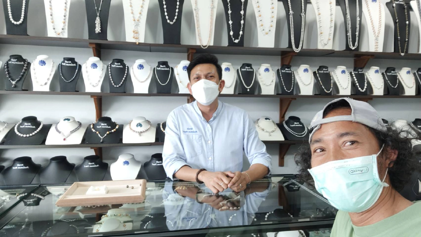 ชาวกระบี่พบ "ไข่มุกดำ" หายากในหอยสันขวานเกือบกลืนลงท้อง