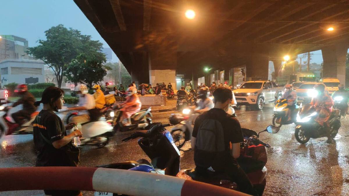 ม็อบแยกดินแดง 1 ก.ย. จุดไม่ติดโดนฝนถล่มหนัก
