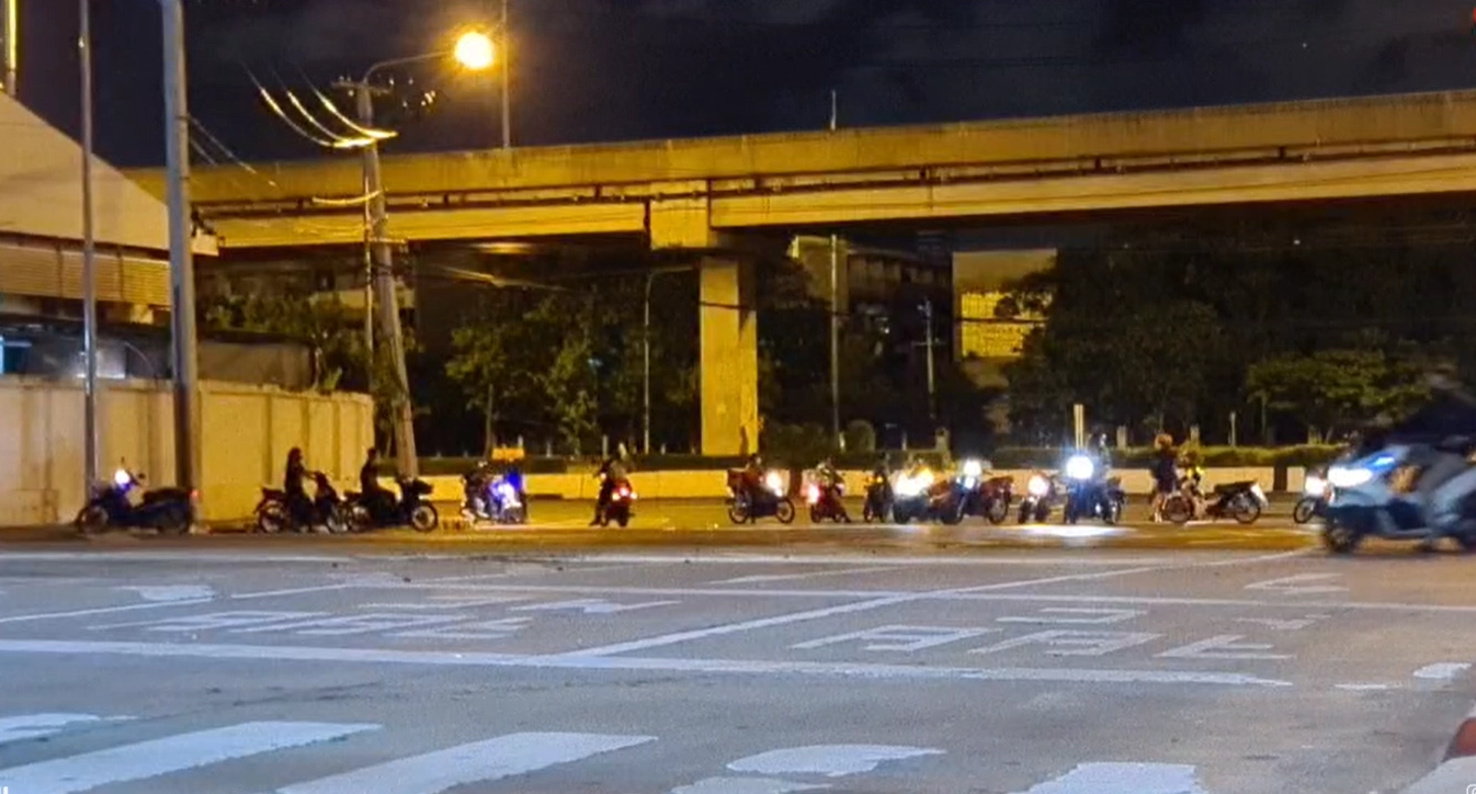 ม็อบทะลุแก๊สหวิดปะทะชาวแฟลตดินแดงที่เตรียมแถลงไม่เห็นด้วยแนวทางชุมนุม