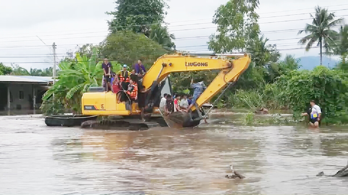 น้ำป่าทะลักติดอยู่ในบ้านเพียบ-ข้าวของจมน้ำ