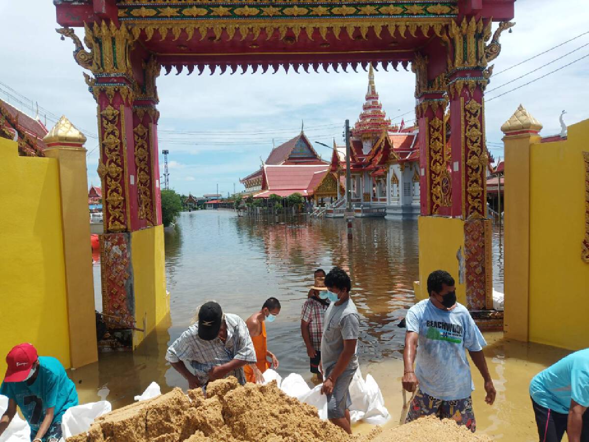 บางบ่อน้ำท่วมสูง ชาวบ้าน-พระสงฆ์ เดือดร้อนขนของหนีน้ำ
