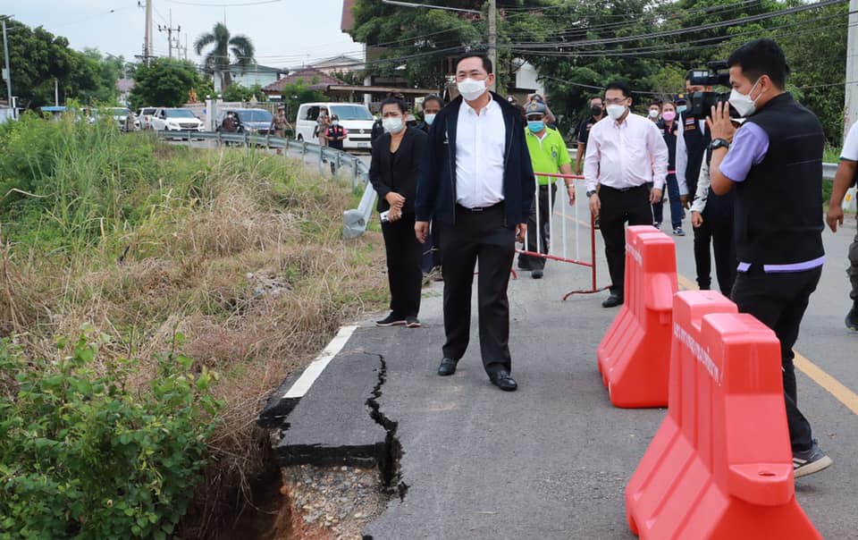 รมต.อนุชา ลงพื้นที่ชัยนาท ตรวจสอบถนนจากน้ำกัดเซาะ