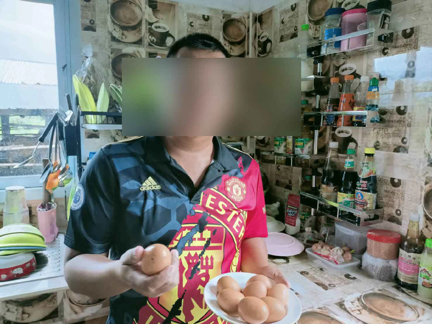 คืบเตือนภัย เจอไข่ไก่ปลอม ตอกออกพบเป็นของเหลวคล้ายแป้ง