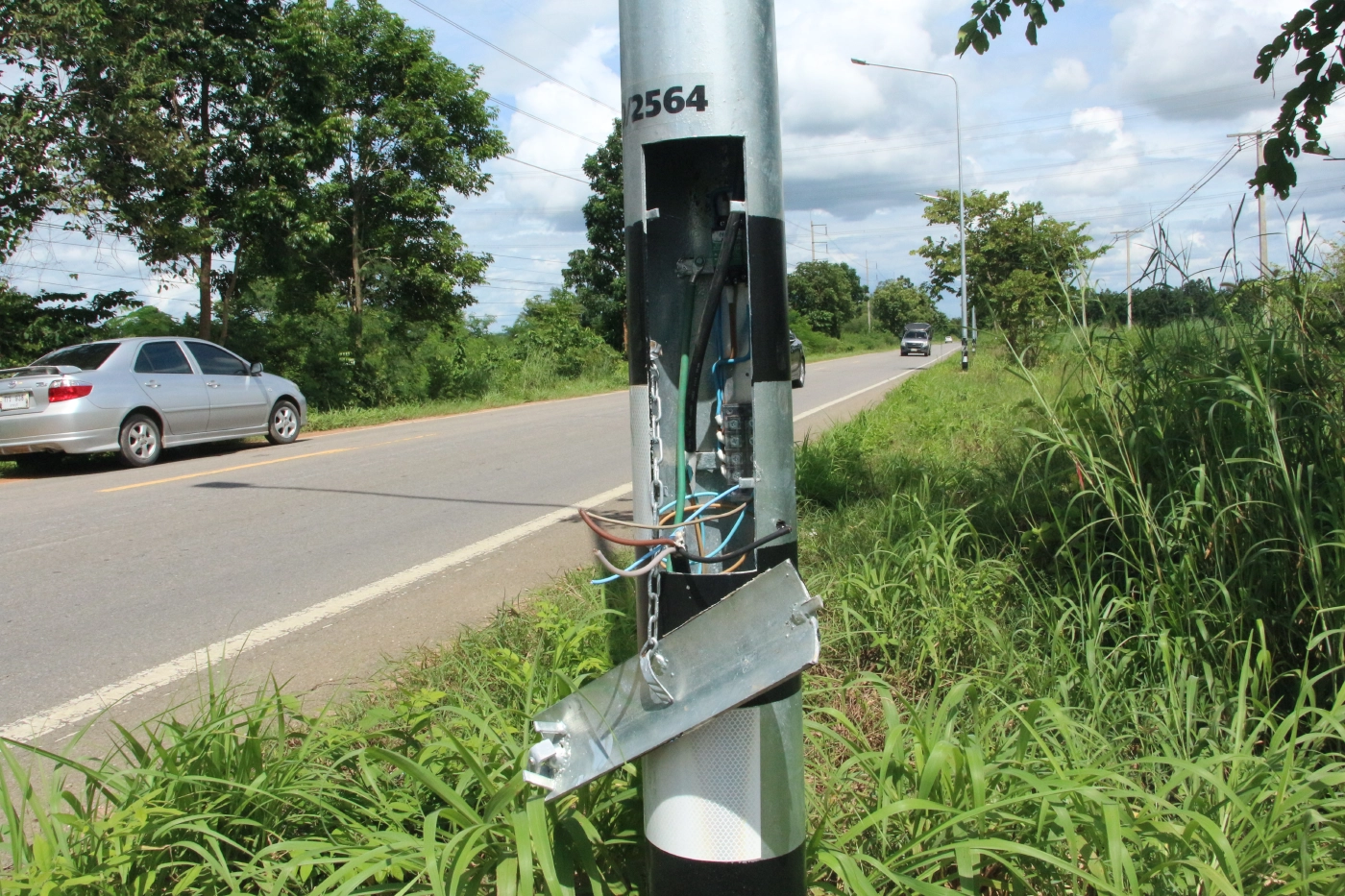 โจรลอบตัดสายไฟส่องสว่างข้างทางทำไฟดับ 25 ต้น ชาวบ้านสัญจรถูกจี้บ่อย