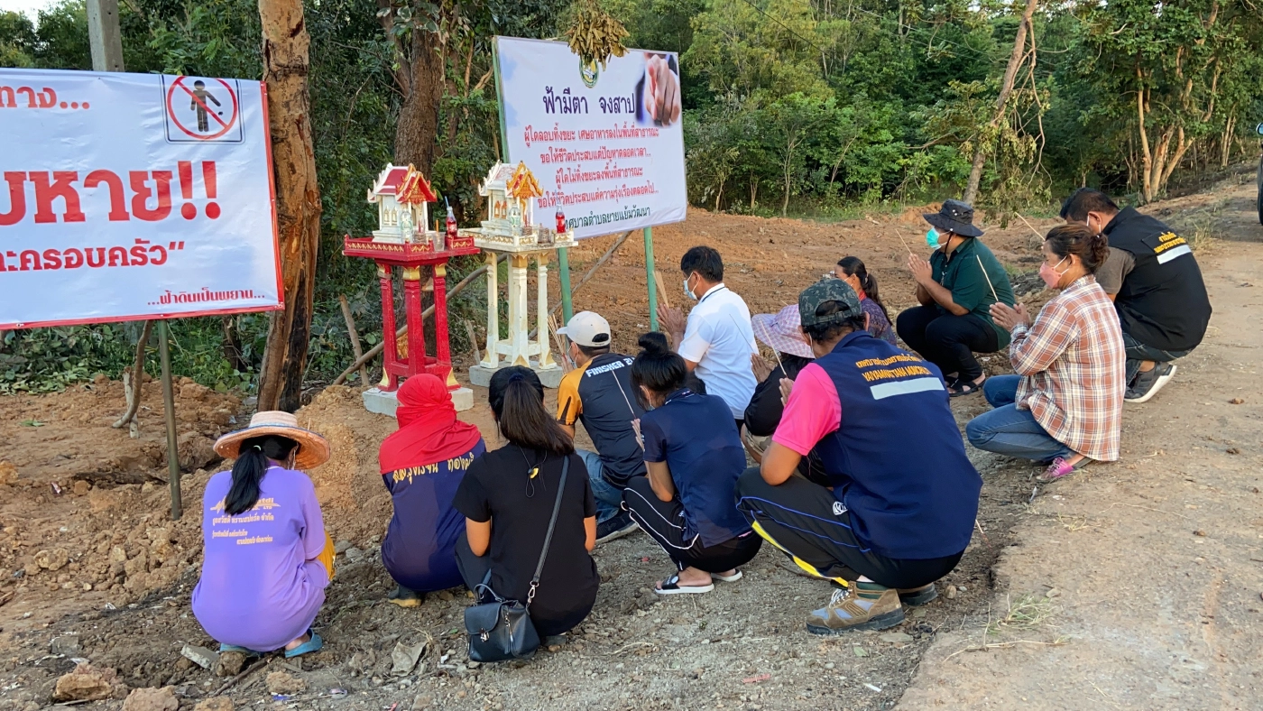 รณรงค์ธรรมดาเอาไม่อยู่ ตั้งศาล-ติดป้ายสาปแช่งคนมักง่ายลอบทิ้งขยะข้างทาง