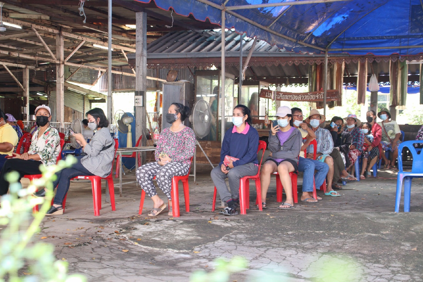 ต่อคิวซื้อ"ข้าวเม่าทอด"งานประเพณีบุญเดือนสิบ ปิดทองหลวงพ่อปั้น