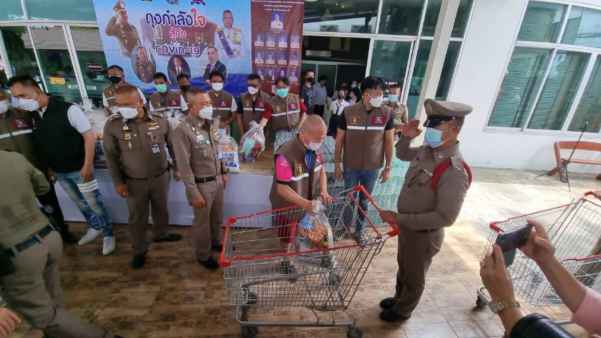 ผบช.ภ.1 พร้อม“หม่ำ จ๊กมก-บอล เชิญยิ้ม”ร่วมมอบถุงยังชีพให้ตำรวจยุคโควิด-19