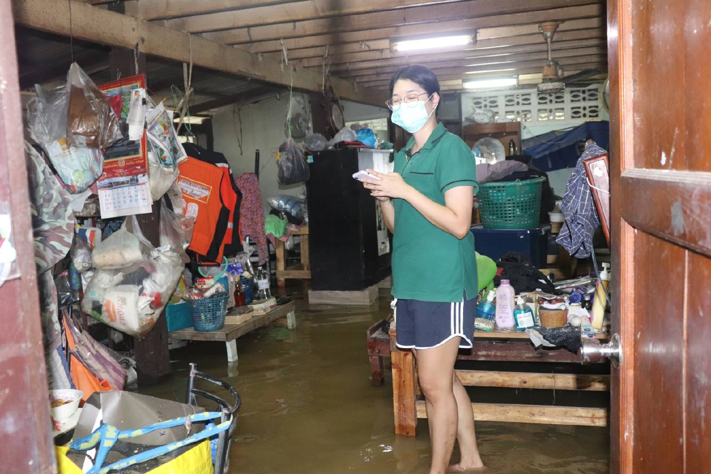 ชาวบ้านย่านแพรกษาสุดเซ็ง น้ำท่วมยังไม่ลดเดือดร้อนหนักข้าวของเสียหาย